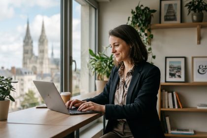 Femme professionnelle souriante travaillant sur son ordinateur à Tours